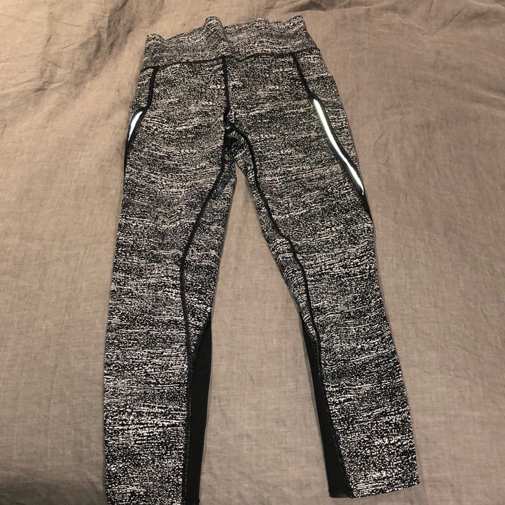 SOLD DONT BUY!! Black and white lululemon leggings